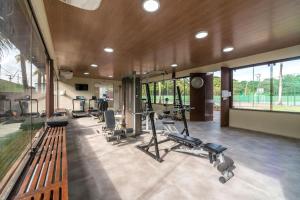 ein Fitnessstudio mit mehreren Laufbändern und Geräten in einem Raum in der Unterkunft Nannai Residence Frente Piscina Beira Mar Muro Alto in Porto De Galinhas