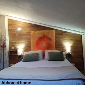 una camera da letto con un grande letto con due cuscini di Abbracci Home Barbarano a Barbarano Romano
