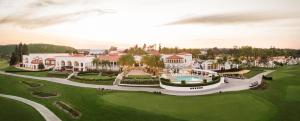 una vista aérea del campo de golf de un complejo en Omni La Costa Resort & Spa Carlsbad en Carlsbad