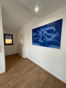 a room with a large blue painting on a wall at Ferienwohnung Balgheim in Balgheim