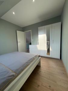 a bedroom with a bed and white cabinets at Ferienwohnung Balgheim in Balgheim