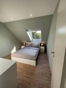 una camera con letto e finestra di Ferienwohnung Balgheim a Balgheim