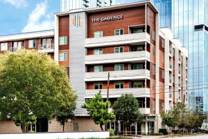 un edificio con el intercambio escrito a su lado en Placemakr Music Row, en Nashville