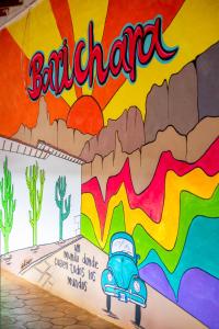un murale di un'auto su un muro con la parola barista di Hostel Trip Monkey Barichara a Barichara