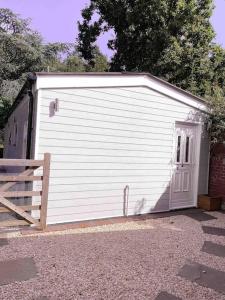 Budova, kde se chata nachází