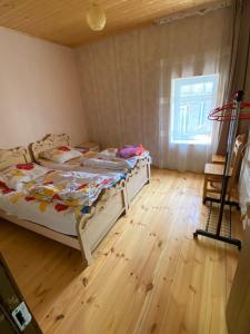 Rúm í herbergi á Mestiatour Guest House