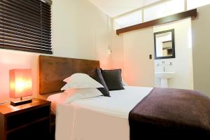 Ένα ή περισσότερα κρεβάτια σε δωμάτιο στο 10 on Cape Self Catering Apartments