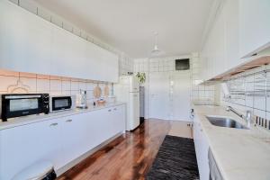 Köök või kööginurk majutusasutuses Charming Deluxe Apartment