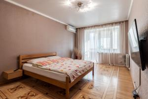 En eller flere senge i et værelse på Apartment Kiev House