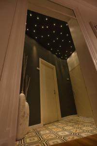 パレルモにあるセラ ウナ ボルタ の天井の星の部屋がある廊下
