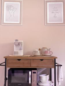 Příslušenství pro přípravu čaje a kávy v ubytování Cosy Cabin with Private Hot Tub Isle of Wight