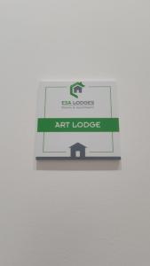 un letrero artístico en una pared blanca en ESA Lodges, en Grammichele