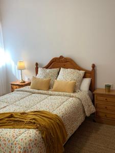 sypialnia z łóżkiem z poduszkami i stolikiem nocnym w obiekcie Vivienda vacacional Las Cañas w mieście Santa Úrsula