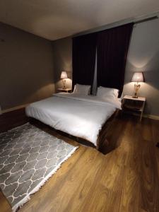 מיטה או מיטות בחדר ב-Pluto cottage