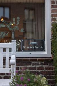 Grubbenvorst的住宿－Ut kleine huuske，房屋窗户上带有标志的窗户