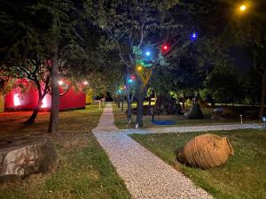 un camino en un parque por la noche con luces en Rif Sapanca - Adult Only en Sapanca