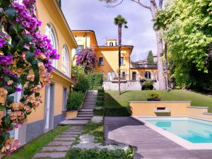 an exterior view of a house with a swimming pool at Depadance Limoni in Gardone Riviera