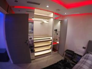 um quarto com um frigorífico aberto com um tecto vermelho em Perfect Central London Base em Londres