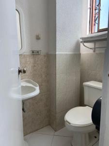 uma casa de banho com um WC e um lavatório em Hotel Nuevo Centenario em Durango