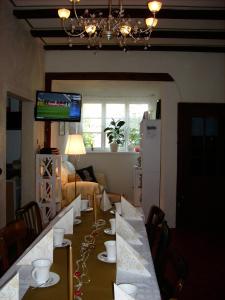 a long table in a living room with a tableablish at Moselvilla Enkirch in Enkirch