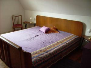 A bed or beds in a room at Moselvilla Enkirch