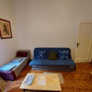 ein Wohnzimmer mit einer Couch und einem Couchtisch in der Unterkunft Relax inn Condominium-Zagreb in Zagreb + 11 Fotos