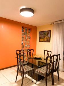 - une salle à manger avec une table et quatre chaises dans l'établissement Flat Portal de Gravatá Hotel Fazenda - Flat 4 suítes, à Gravatá