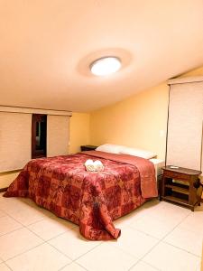 - une chambre avec un lit et 2 serviettes blanches dans l'établissement Flat Portal de Gravatá Hotel Fazenda - Flat 4 suítes, à Gravatá