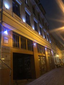 a building on a street at night at Apartament Centrum Koszalin in Koszalin