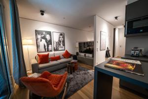 デュッセルドルフにあるLuxury Apartments Düsseldorfのソファとテーブルのあるリビングルーム