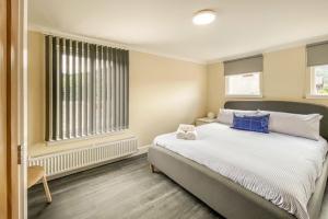 Un dormitorio con una cama grande y una ventana en Barra Cottage en Ballachulish