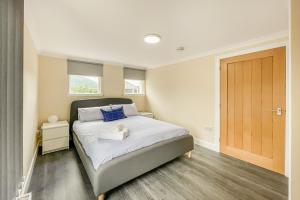 1 dormitorio con 1 cama y puerta de madera en Barra Cottage en Ballachulish
