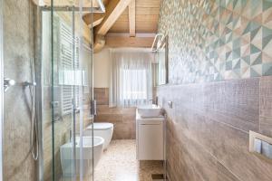 Kúpeľňa v ubytovaní Ca' Cappello Venice Apartment 2 with Canal View + 35 fotografií