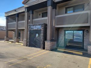 un estacionamiento frente a un primer edificio bancario en Super 8 North Red Deer, en Red Deer