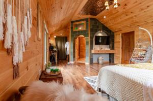 1 dormitorio en una cabaña de madera con 1 cama en New Park Venue & Suites, en Ithaca