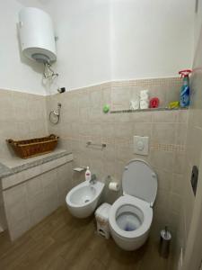 A bathroom at La casa di sara