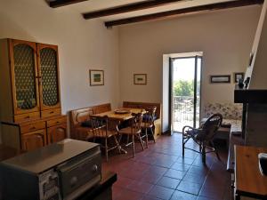 una cucina e una sala da pranzo con tavolo e sedie di Appartamento Miralago Bolsena (14934 Lazio) a Bolsena