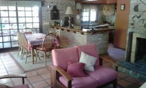 salon z różową kanapą i stołem w obiekcie Posada 5a. Reverie w mieście Cuchilla Alta