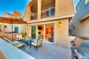 un patio con tavolo, sedie e ombrellone di Newport Beach Simplicity I & II a Newport Beach