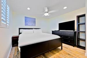 Una cama o camas en una habitación de Modern Newport Beach Condos