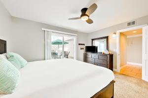 Tempat tidur dalam kamar di Oceanfront Balboa Boardwalk Units I, II, & III