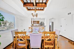 - une salle à manger avec une table et des chaises en bois dans l'établissement Great Balboa Peninsula Combo, à Newport Beach