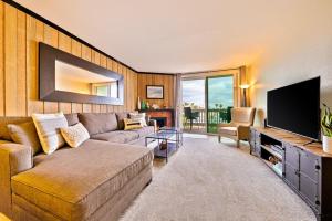 un salon avec un canapé et une télévision à écran plat dans l'établissement Pier View Retreat - Beachfront beauty with ocean views, private balconies, pool/hot tub, & WiFi, à Oceanside