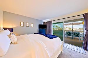 une chambre avec un grand lit blanc et un balcon dans l'établissement Pier View Retreat - Beachfront beauty with ocean views, private balconies, pool/hot tub, & WiFi, à Oceanside 41 autres photos