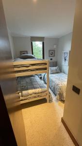 Bunk bed o mga bunk bed sa kuwarto sa Parque Pinares 2 dormitorios