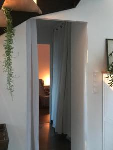 um quarto com uma parede branca e uma porta em Cocon de douceur à deux pas de la gare em Montauban-de-Bretagne