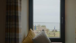 ウォーターフォードにあるThe Saratogaの海の景色を望む窓付きの客室です。