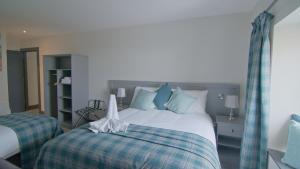 1 dormitorio con 1 cama con sábanas azules y verdes en The Saratoga en Waterford