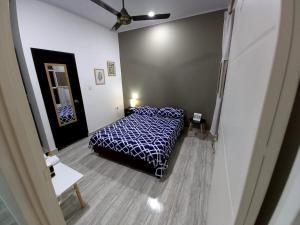 una camera da letto con un letto con lenzuola blu e bianche di Como en casa a La Dorada