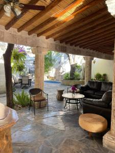 d'une terrasse avec des canapés et des tables, ainsi que d'un plafond en bois. dans l'établissement Finca del Rocio, à Parras de la Fuente